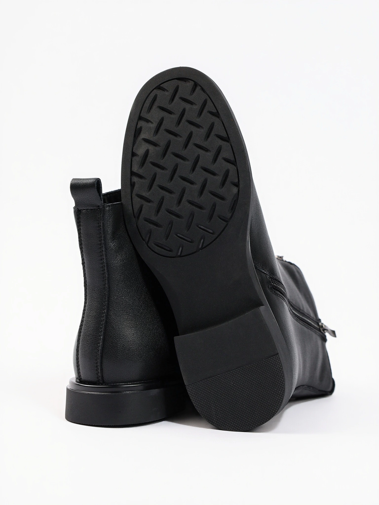 Ботинки черного цвета с декоративным замком